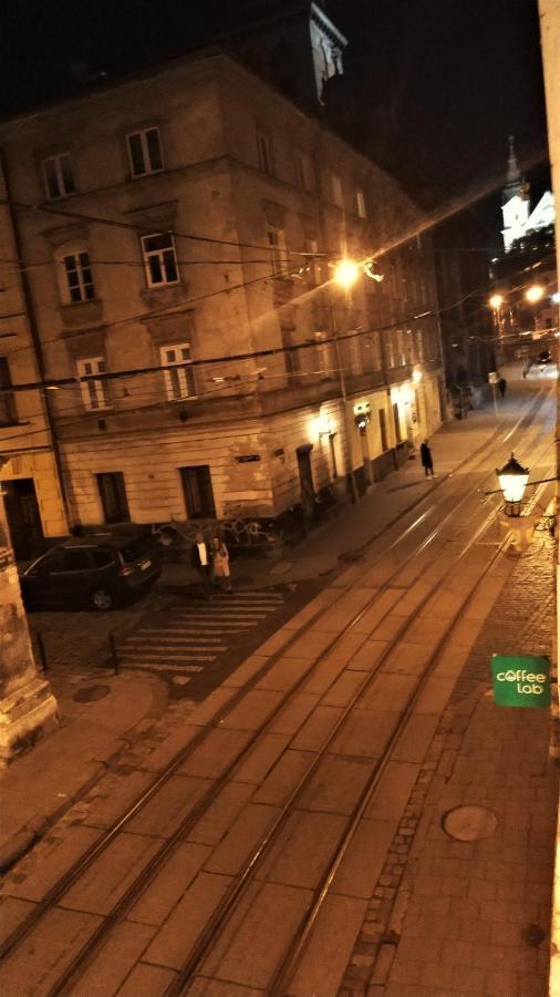 Apartment In The Heart Of Rynok Square Романтичні Апартаменти На Площі Ринок Світло Є Постійно Lviv Luaran gambar